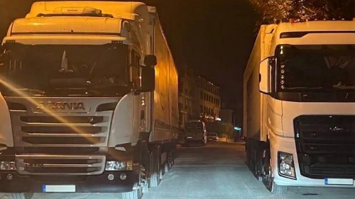 Eskişehir’de yan yana park edilen iki tır trafiği kilitledi